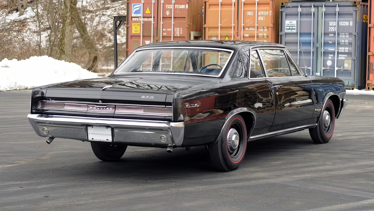 ©Bring a Trailer ©Pontiac 
