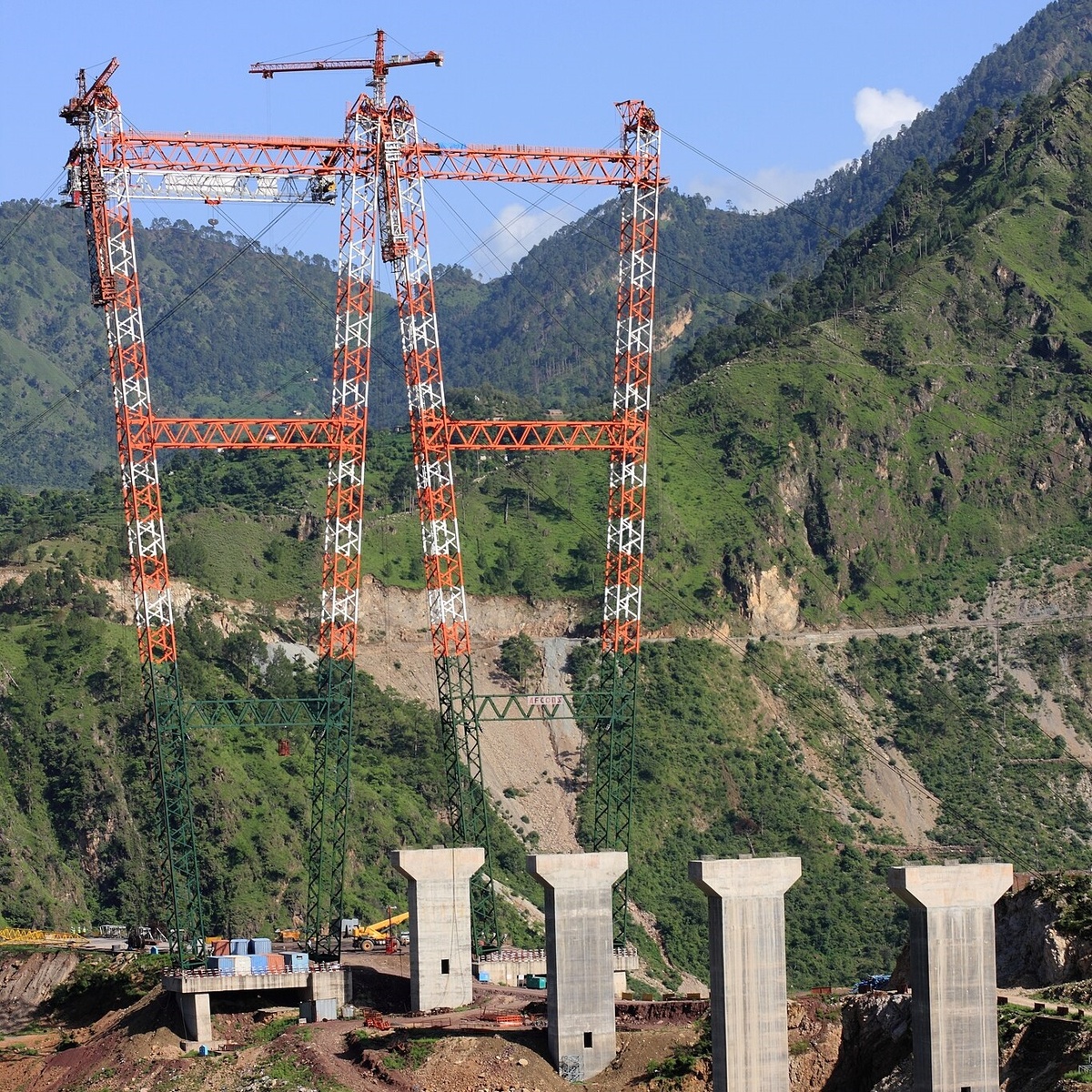 © Bhisham Pratap Padha / Wikimedia Commons / CC BY-SA 2.0 (Строительство подходного моста, 2013 г.)