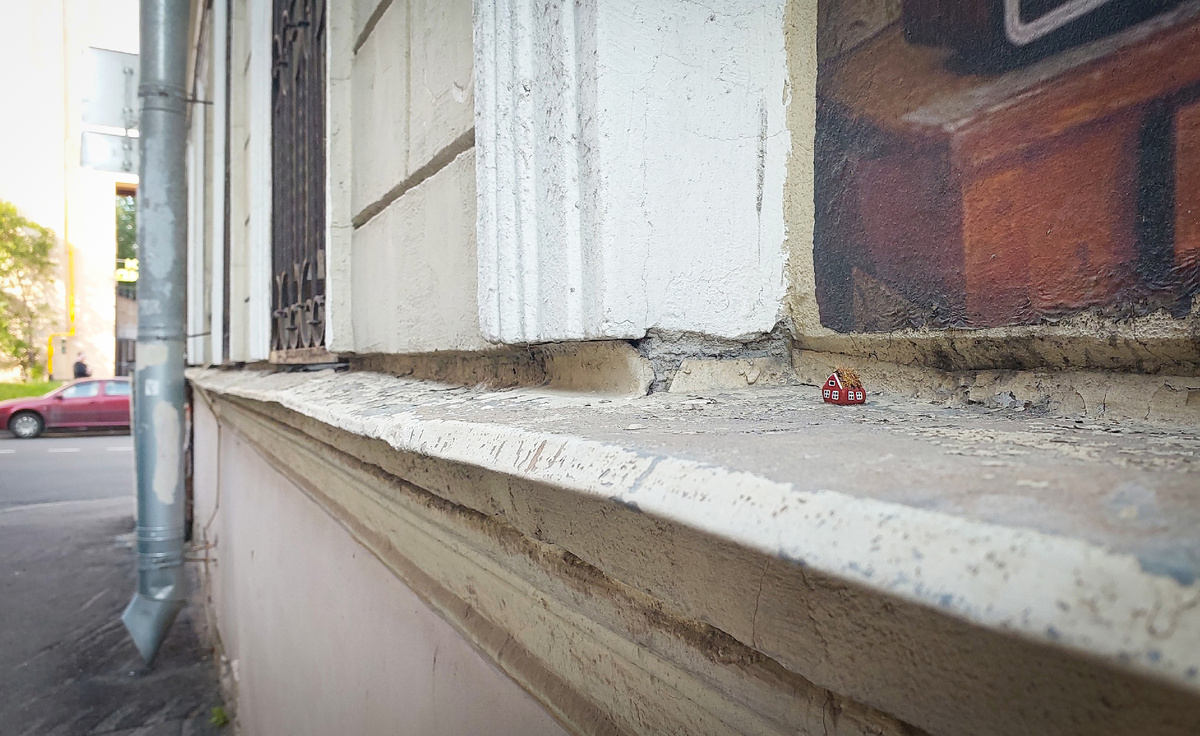 ул. Ленина, 10. На карнизе со стороны Малой Пушкарской ул. Под еще одним стритарт-объектом, кстати;)