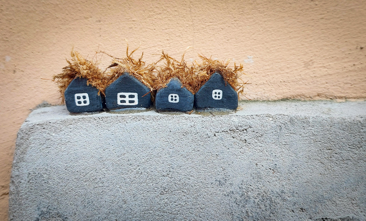 Эти четыре избушки надежно спрятались во дворе дома 24 по Большой Посадской ул. (слева от парадной №2)