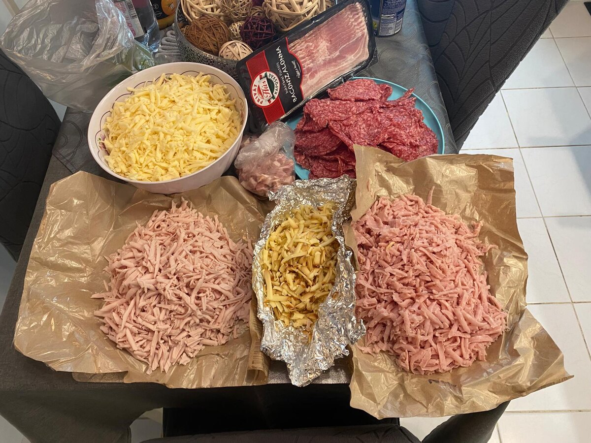 три вида колбасы, сыр трапишта и грибы