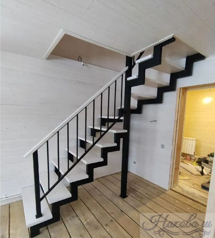 Лестница на металлокаркасе с забежными ступенями и с перилами от ХК "Наковали"