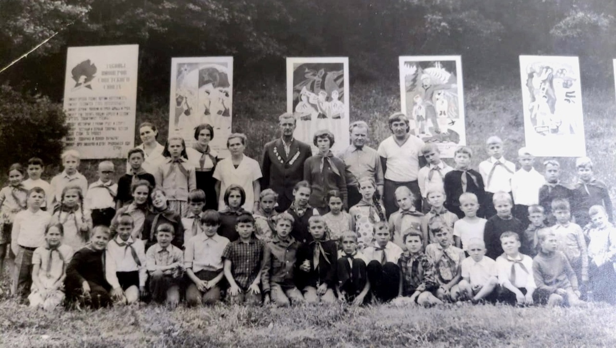 1976 год. В третьем ряду слева крайние: черноволосый Димка Мышлявкин, рядом белобрысый – это я 