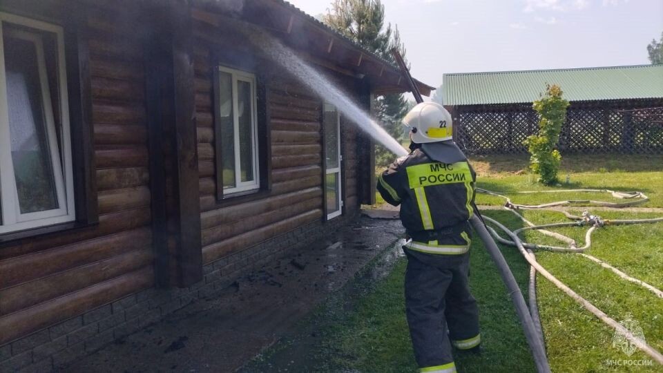    Пожар на турбазе в Красногорском районе. Источник: МЧС Алтайского края