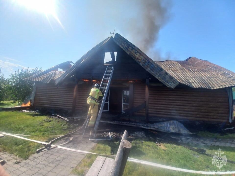    Пожар на турбазе в Красногорском районе. Источник: МЧС Алтайского края