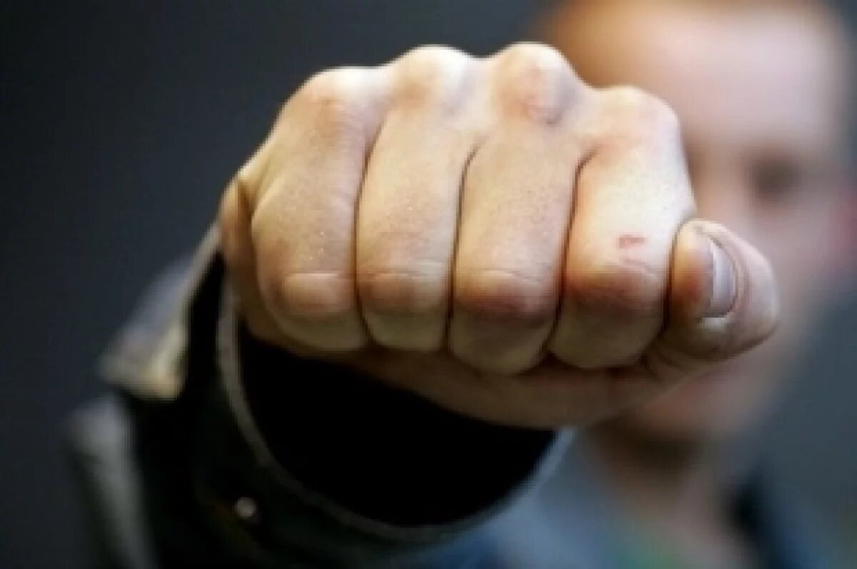    14-летнему подростку сломали копчик во время избиения за раздачу листовок