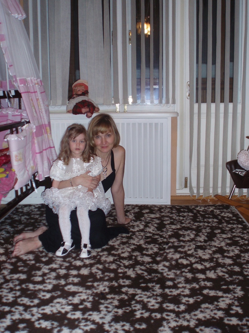 Фото сделано в скором времени после того, как Аня приехала из детского дома и обрела настоящий дом и маму. Оригинал фото: https://sun9-53.userapi.com/impg/OO01WYpTF6zixz8nn_XcY9KP2ewxJQQDGlo7sQ/Bru5nW18EAQ.jpg?size=807x1080&quality=95&sign=0224803a046914094165ebaa5bde1e5a&type=album