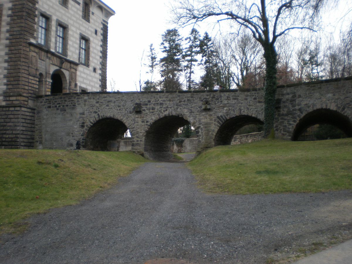 ров вокруг замка уже давно дорога)