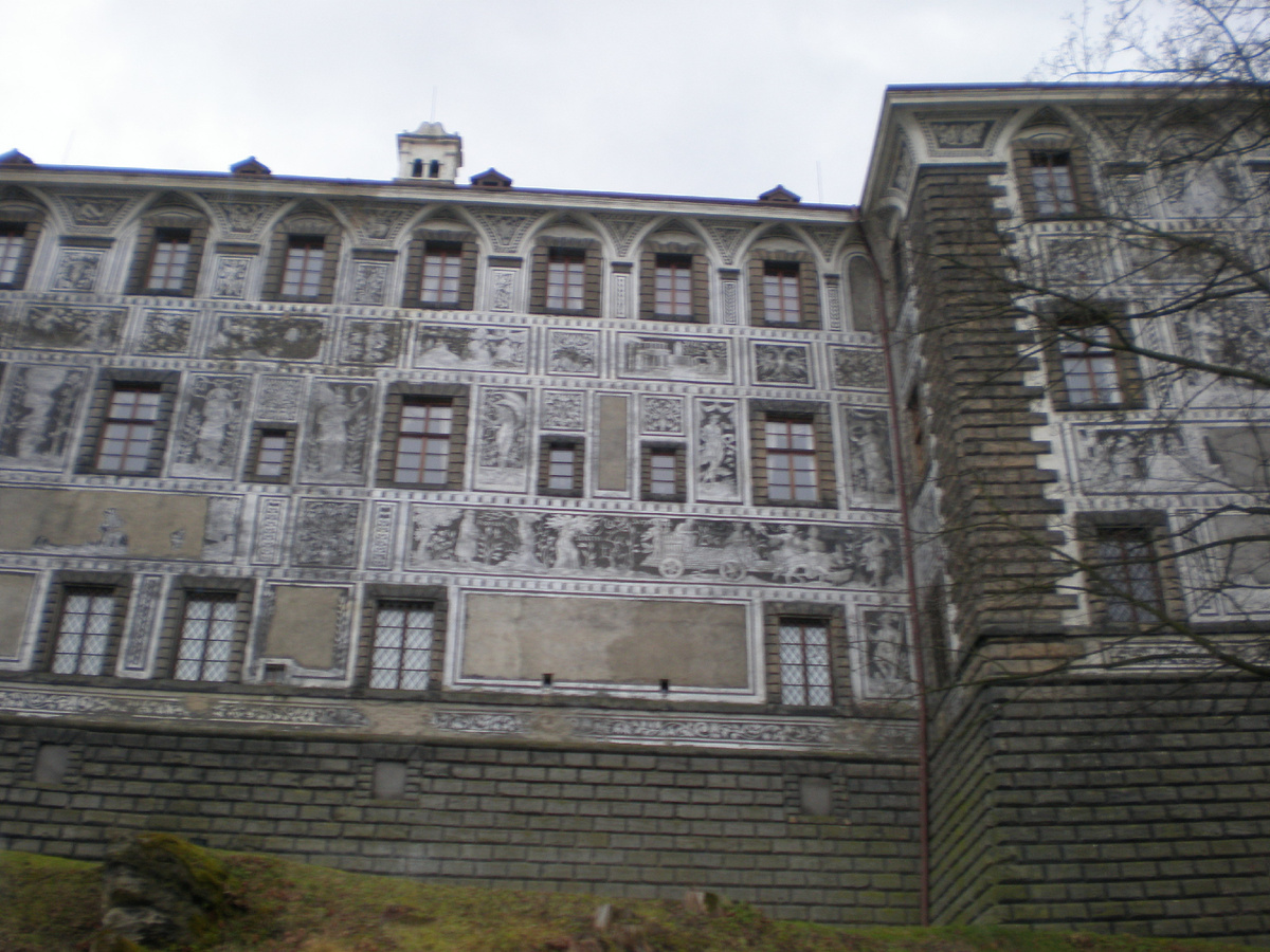 техника сграфито на стенах замка