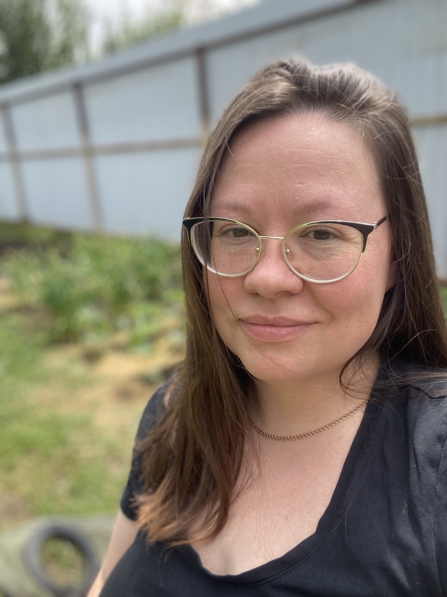 На фоне своего маленького огородика! 