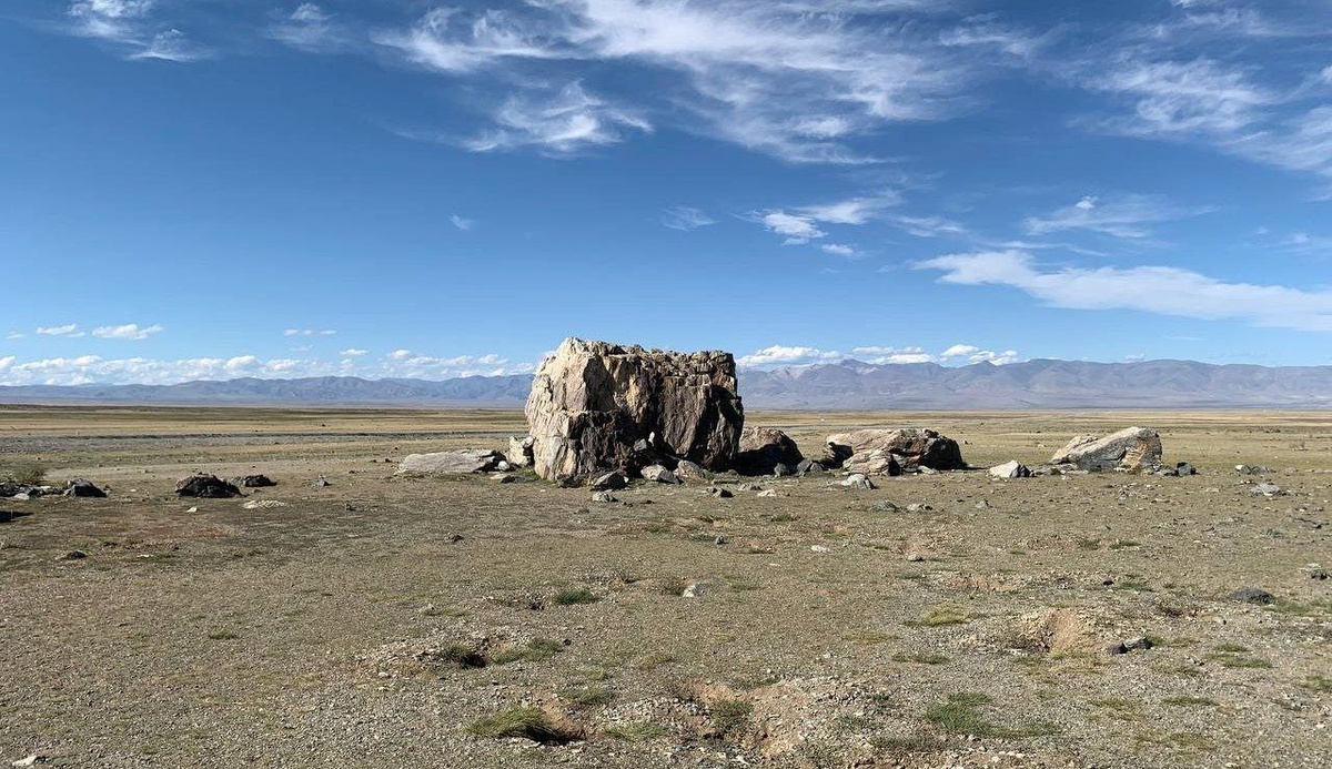 Довольно крупный камень в комплексе