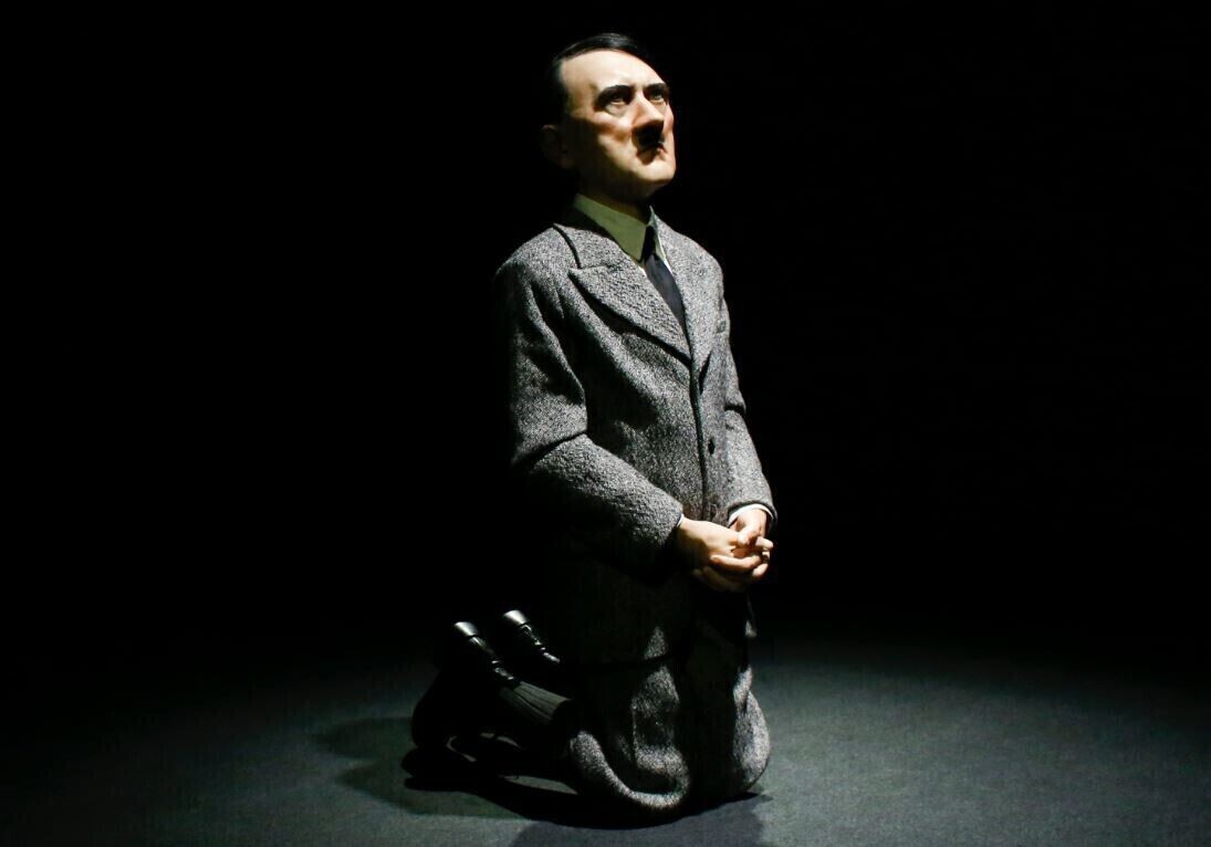 Автор инсталляции Маруцио Каттелана  / Maruzio Cattelan  / ОН  / 2001 год / Или « Кающийся Гитлер »