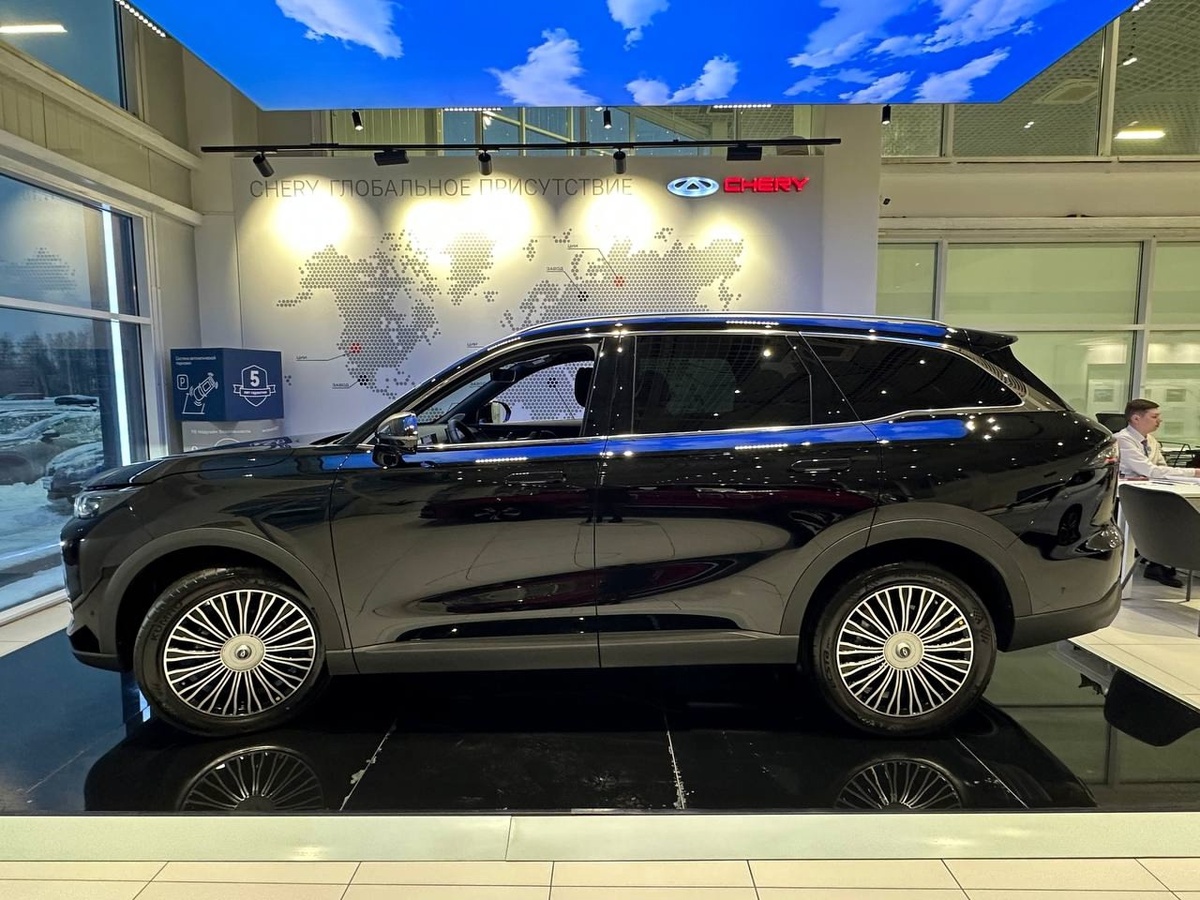 Габариты кроссовера 4810x1925x1741 мм, клиренс 200 мм