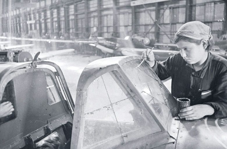 Ученица ремесленного училища за отделкой бронестёкол кабины Ил-2, 1942 год. Фото: Commons.wikimedia.org
