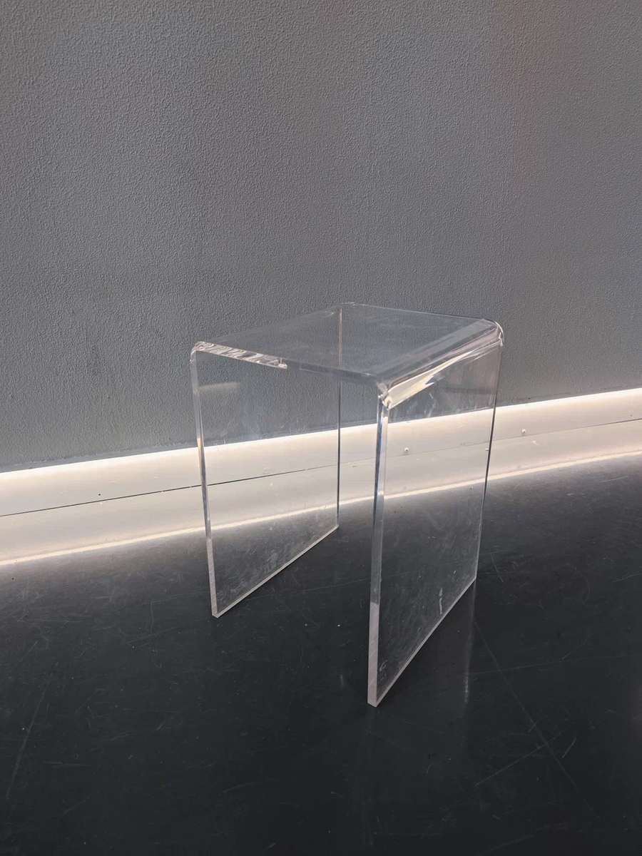 Табурет из оргстекла изготовленный компанией Дерстек