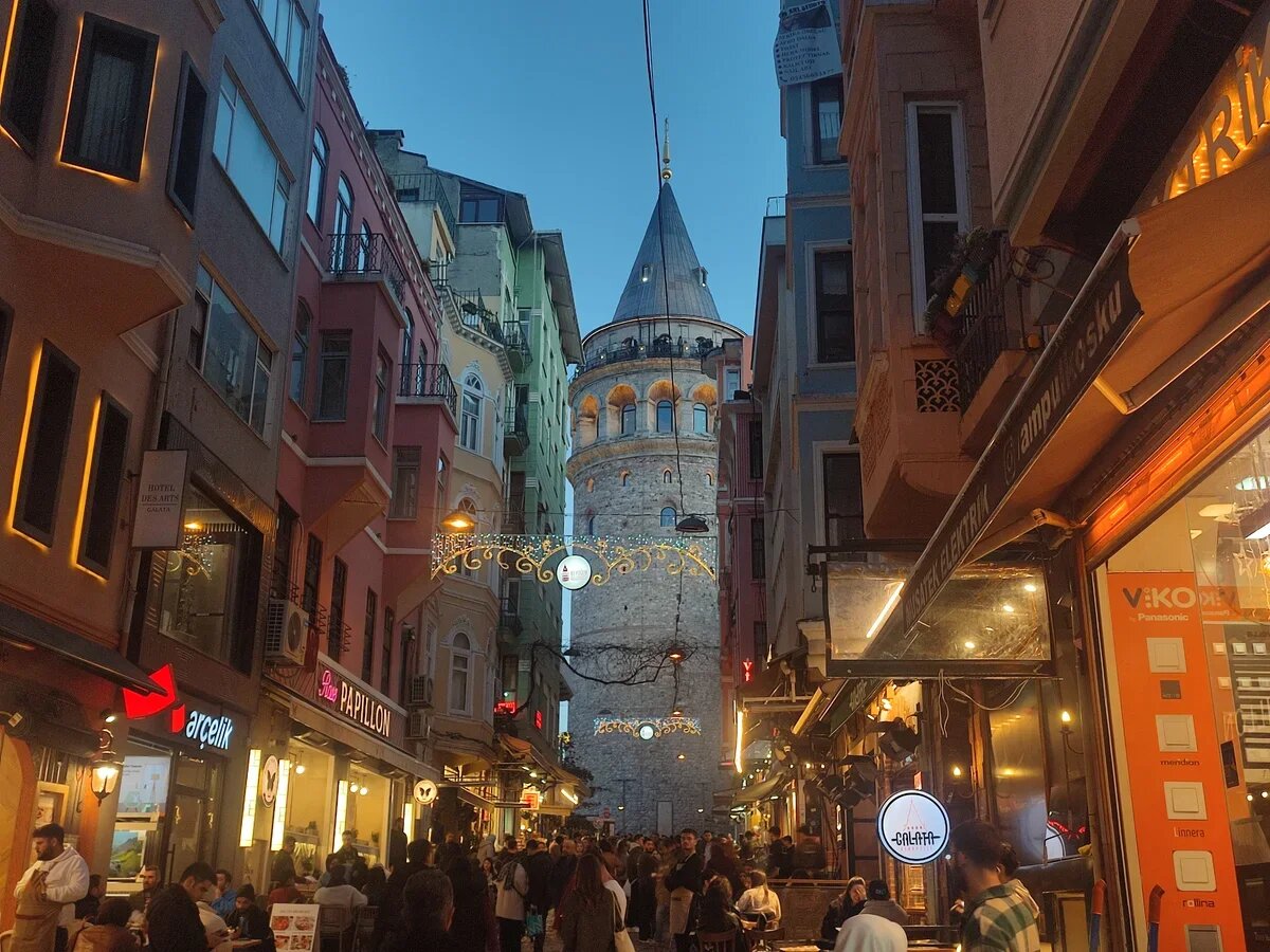   Галатская башня. Стамбул, Турция, вечером. Фото: АТОР
