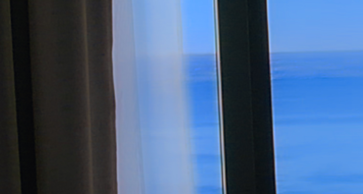 Шумы заметны на оконной раме и шторах