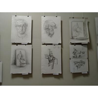 РИСУНКИ РАЗНЫХ ЖАНРОВ, СТИЛЕЙ И ТЕХНИКИ, СДЕЛАННЫЕ ДЕТЬМИ В ВОЗРАСТЕ ДО 14 ЛЕТ, объемные макеты и экспериментальные работы из папье-маше, более зрелые композиции тех, кто готовится к поступлению в вузы Армении, - это лишь поверхностная характеристика экспозиции, заставившей посетителей подолгу останавливаться у каждого представленного образца и восхищаться талантом их автора в возрасте от 6 до 18 лет. Как отметила преподаватель младшей секции студии Гаянэ Мурадян, порой даже приходилось серьезные спорить с юными авторами, чтобы добиться желаемого результата. Но усилия того стоили – настолько яркими, оригинальными по эстетике и выполненной технике оказались работы, так многогранно раскрылись в них дарование и фантазия детей.