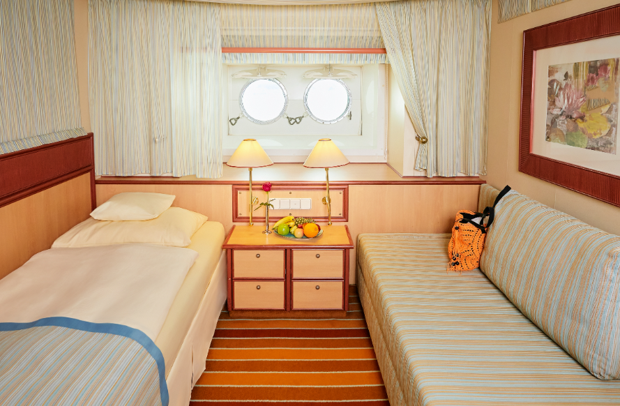 Тип каюты "с иллюминатором". Максимальная вместимость - 2 человека.