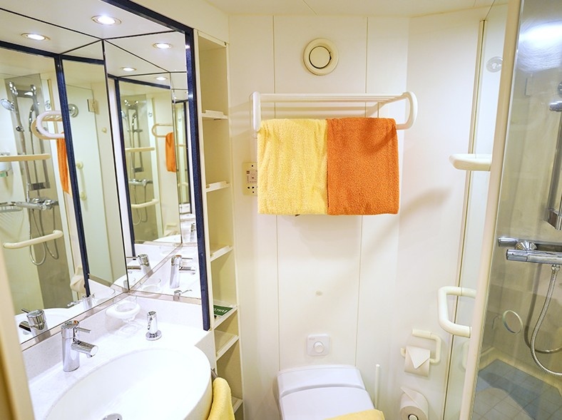 Санузел в каюте с иллюминатором на лайнере "Астория Гранде": всё продумано до мелочей.