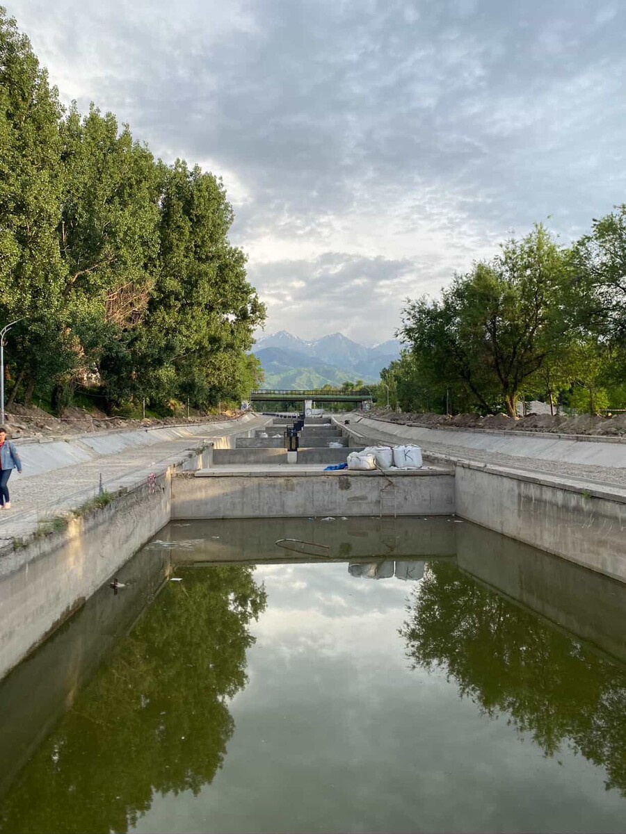 нам зато вот красивую набережную делают на Алматинке. Непонятно, когда закончат, но кажется будет красиво и очень гулябельно