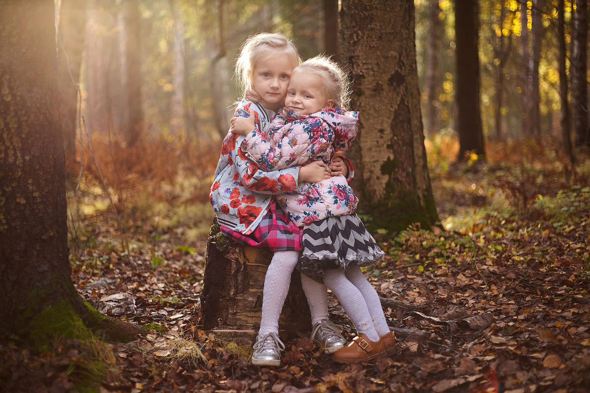 Фото из интернета. Девочки в лесу.