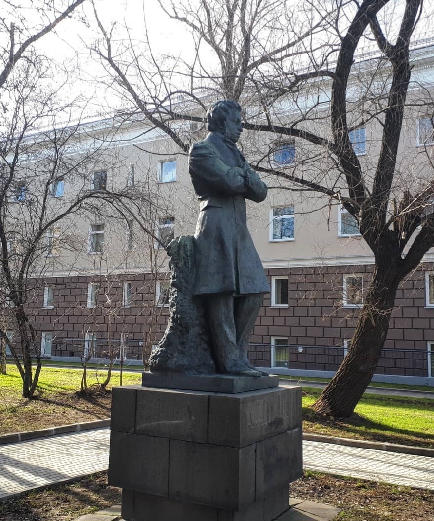 Задумчив и отрешён. Не иначе как очередной роман или стихотворение задумал?