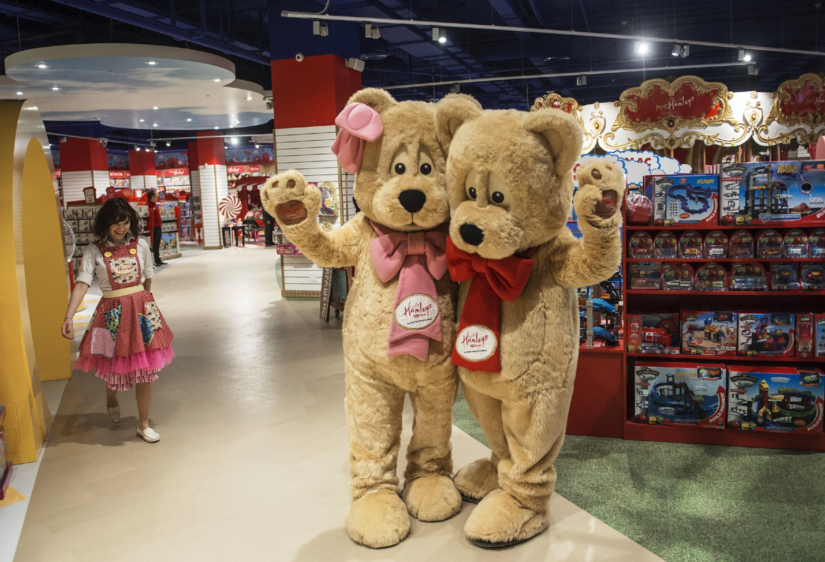 Сотрудники в детском магазине Hamleys. © РИА Новости Евгений Биятов (Архивная фотография)