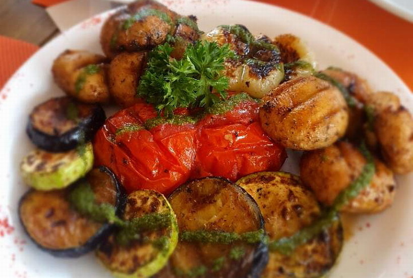 Овощи и шампиньоны на гриле в кафе Мольберт