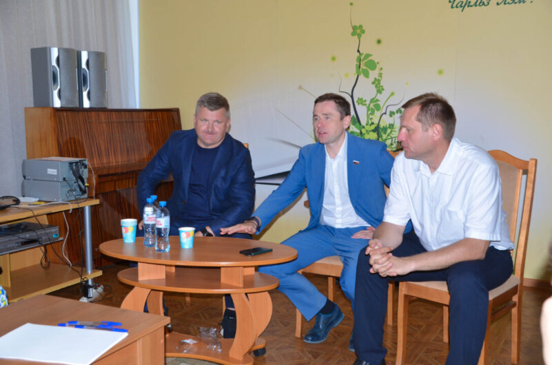    На встрече с партийным активом Александр Аксененко (в центре), Роман Сивак (слева) и Константин Терещенко. Фото из личного архива Константина Терещенко