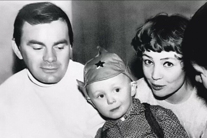 Владимир Сычёв в детстве с родителями. / Фото: 7days.ru