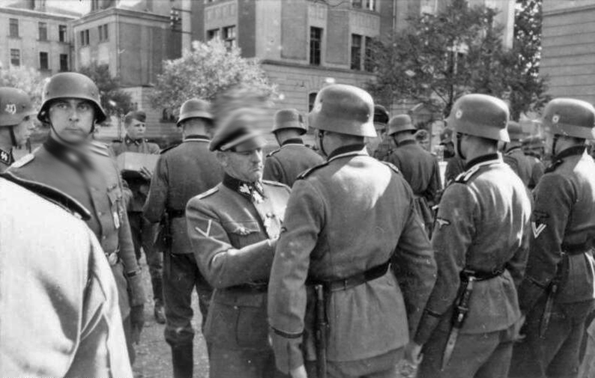 Командир «Лейбштандарта» Йозеф Дитрих награждает личный состав. Мец, июнь 1940 года.