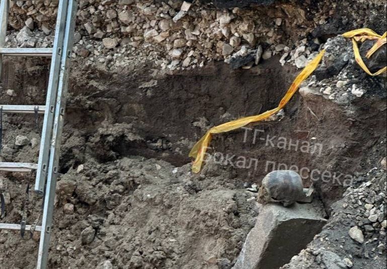    На территории раньше находилось Крестовоздвиженское кладбище