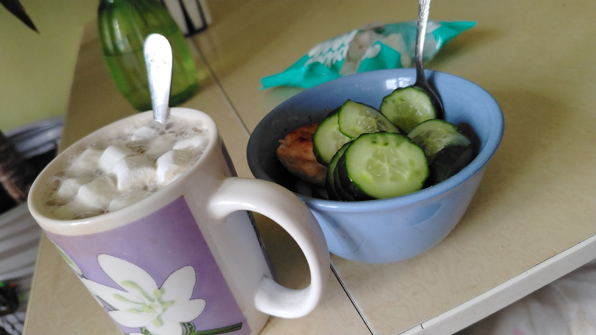 Завтрак. Огурцами пришлось делиться