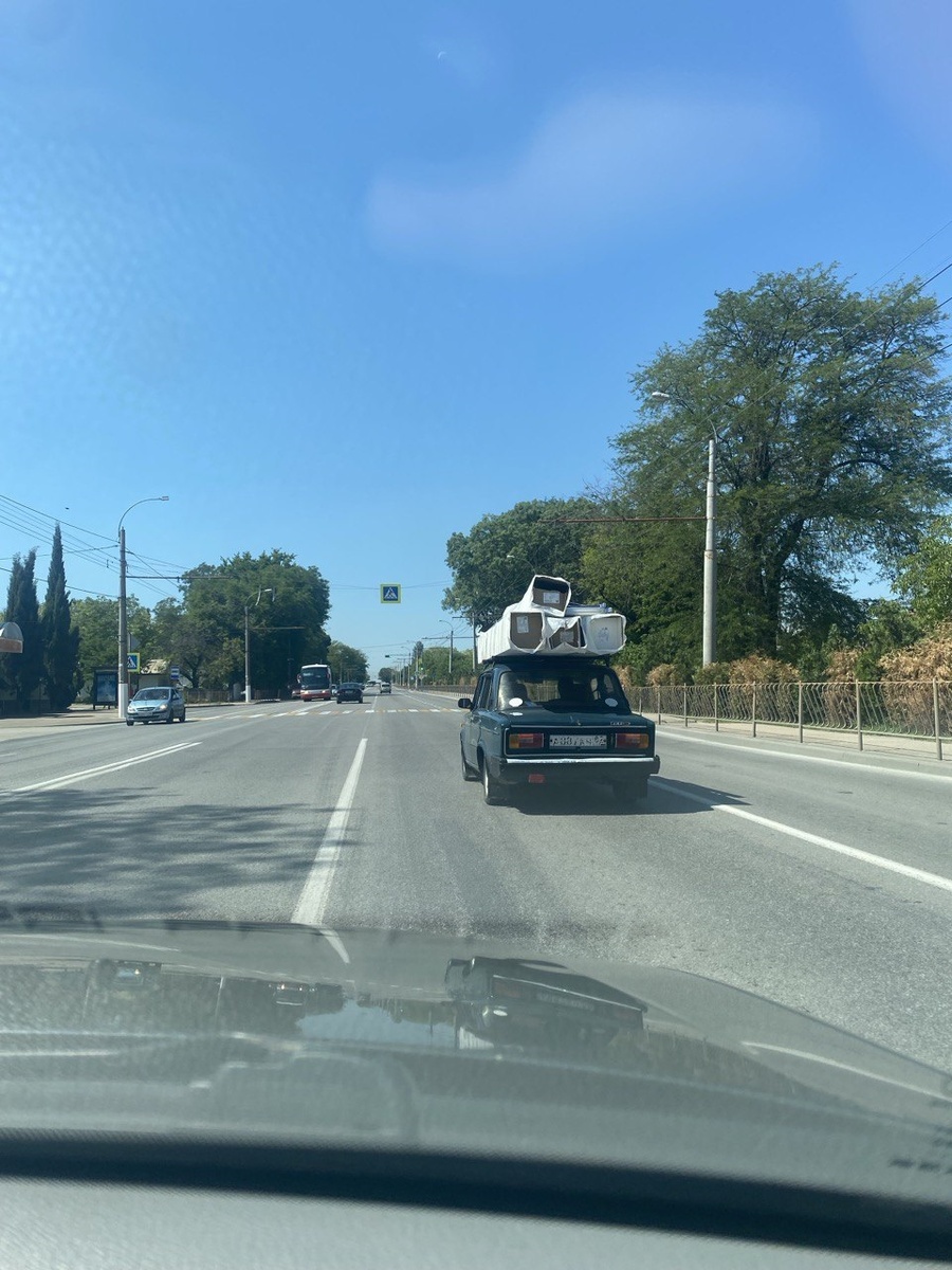 Везут кому-то роллеты, довезли, наверное ?