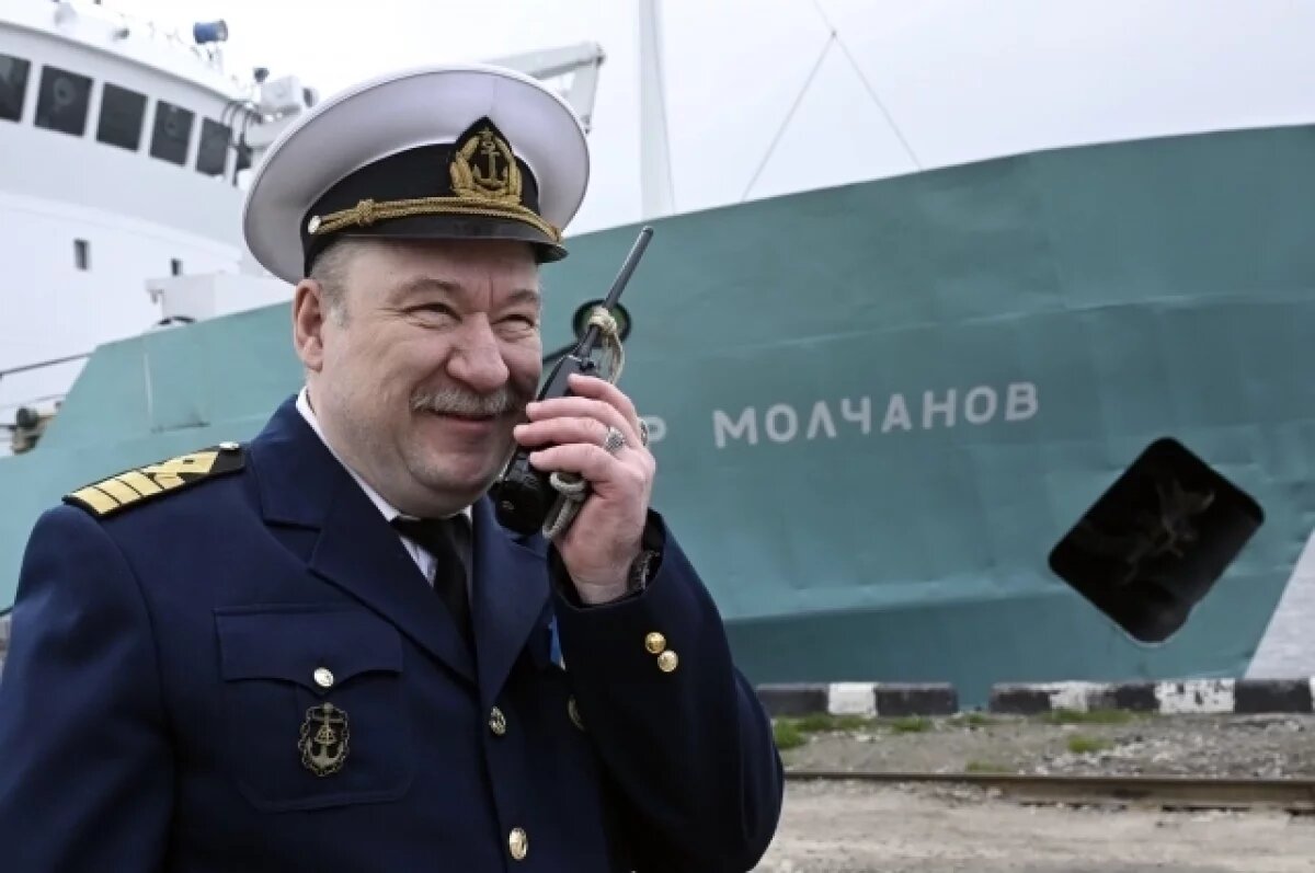    «Профессор Молчанов» доставил туристов и шахтёров на Шпицберген