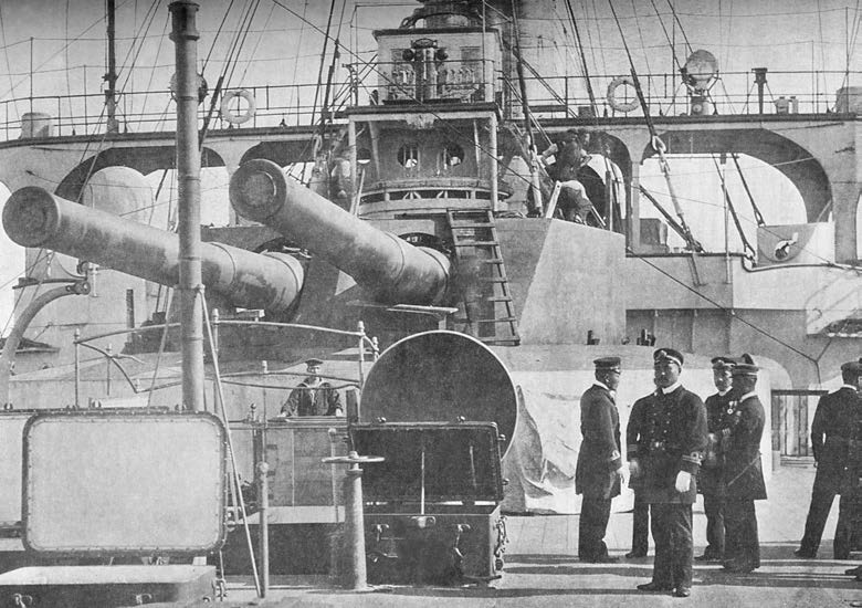 Носовая 305-мм двухорудийная артиллерийская установка японского броненосца «Асахи»