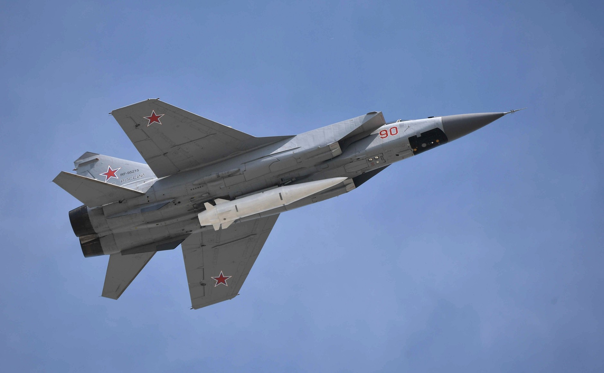    Демонстрация МиГ-31К с макетом гиперзвуковой ракеты «Кинжал»