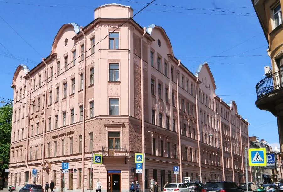 Это здание — пример того, как яркие произведения рядовой («фоновой») архитектуры задают тон целому перекрестку./ФОТО Сергея ГРИЦКОВА