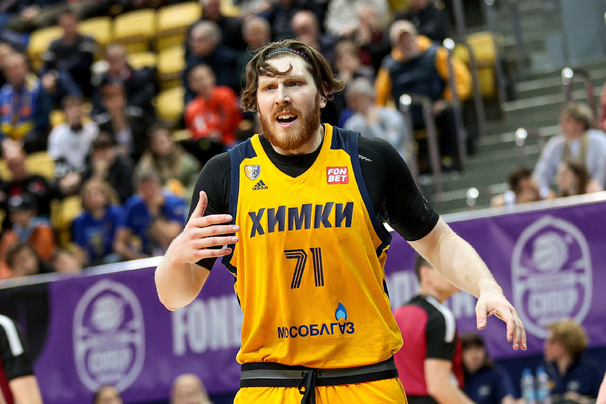 Владислав Шарапов в матче за «Химки»