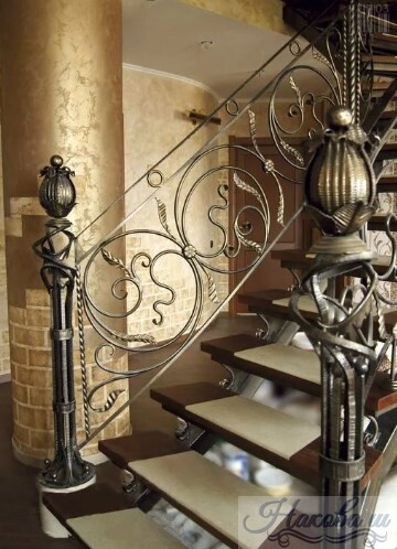 Лестница на металлокаркасе от ХК "Наковали"