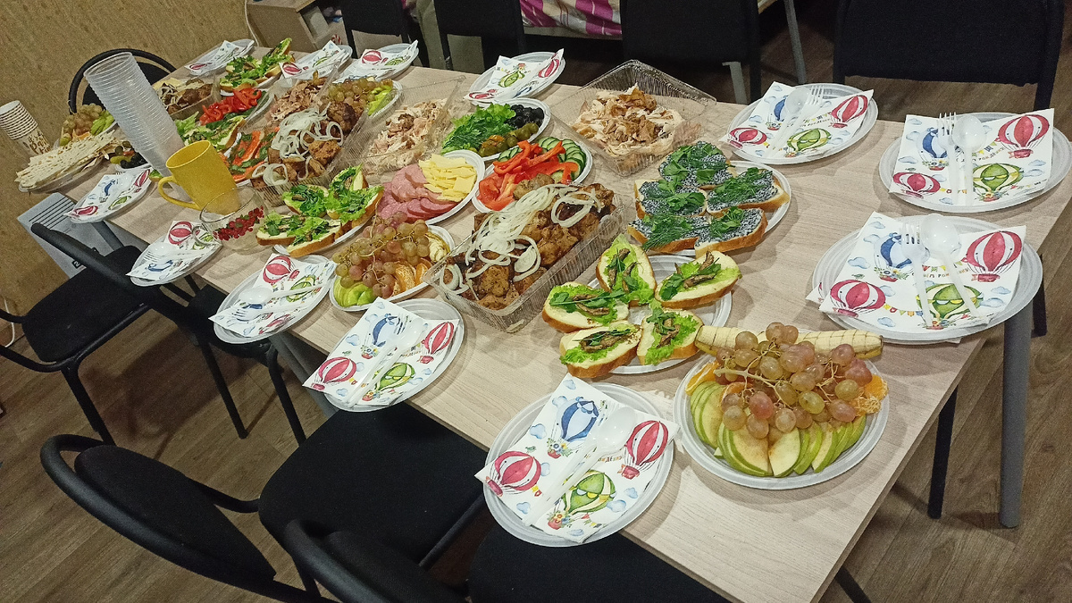 Застолье в общаге. Самый красиво оформленный стол был!)