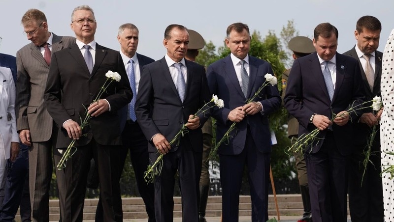    Владимир Владимиров принял участие в церемонии возложения цветов к памятнику Мать Армения Фото: Наталья Булгакова / / Правительство СК