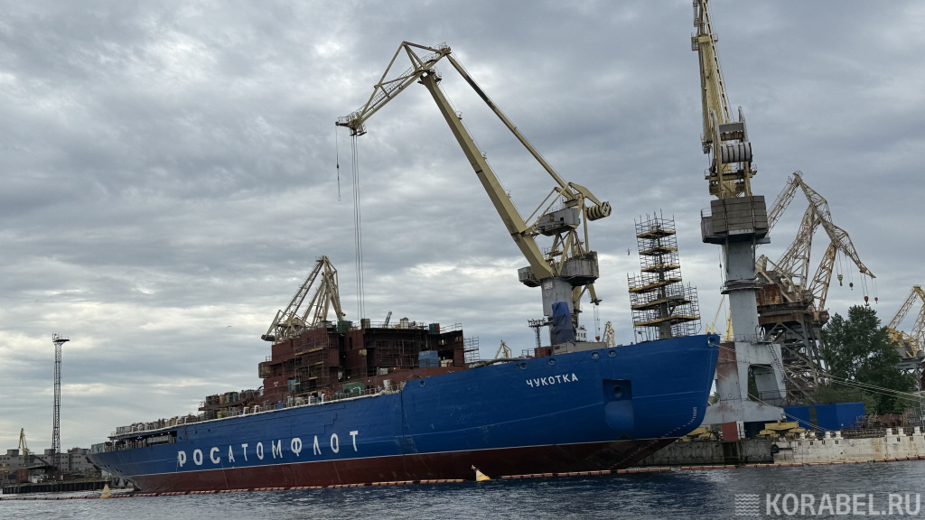 На строящийся атомоход "Чукотка" погрузили резервные дизель-генераторы / Фото: Корабел.ру  📷
