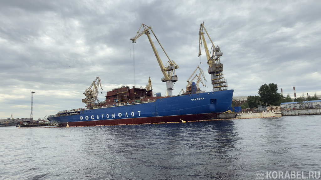 На строящийся атомоход "Чукотка" погрузили резервные дизель-генераторы / Фото: Корабел.ру  📷
