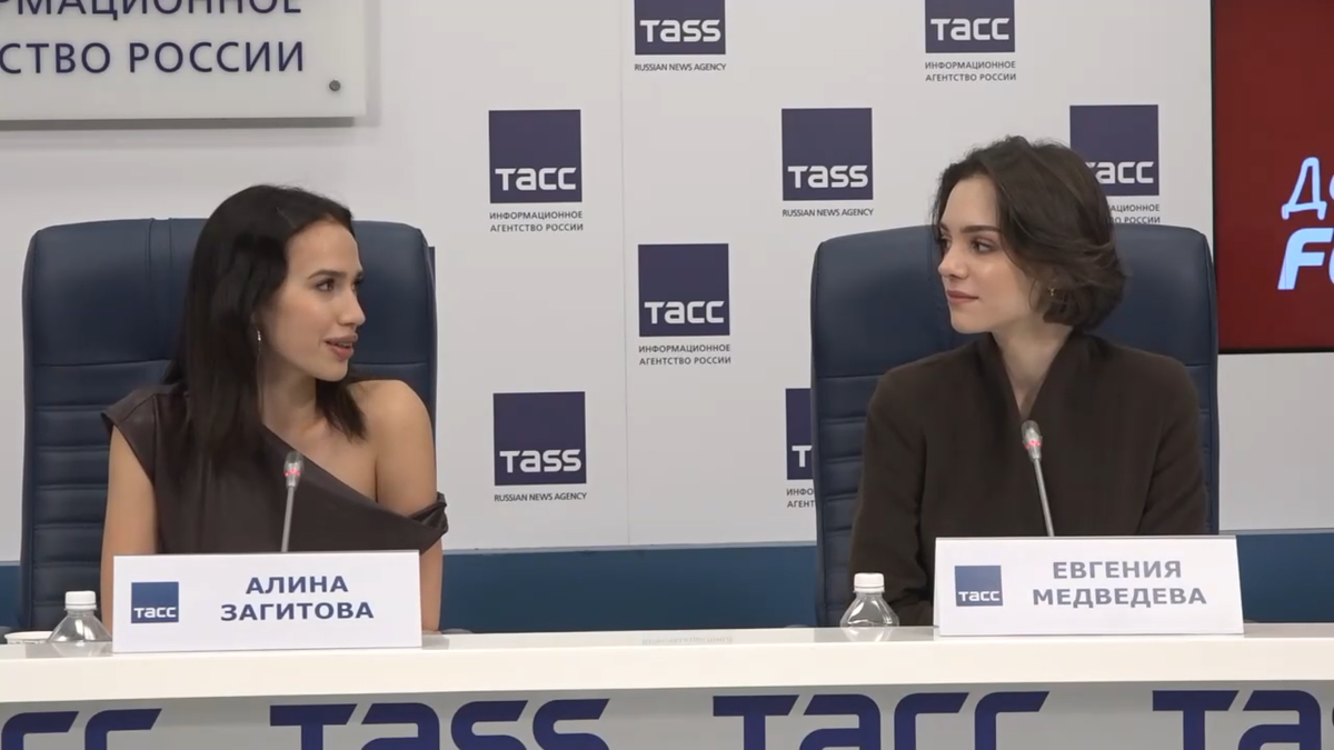 Алина Загитова и Евгения Медведева. Фото: стоп-кадр видео прямой трансляции ТАСС.