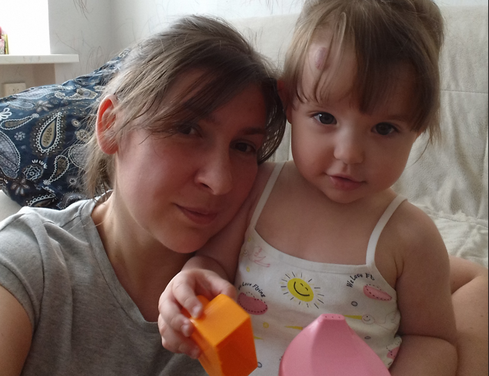 Млаве в 1,5 года с мамой. Шишка на лбу - это гемангиома, которая уже прошла.