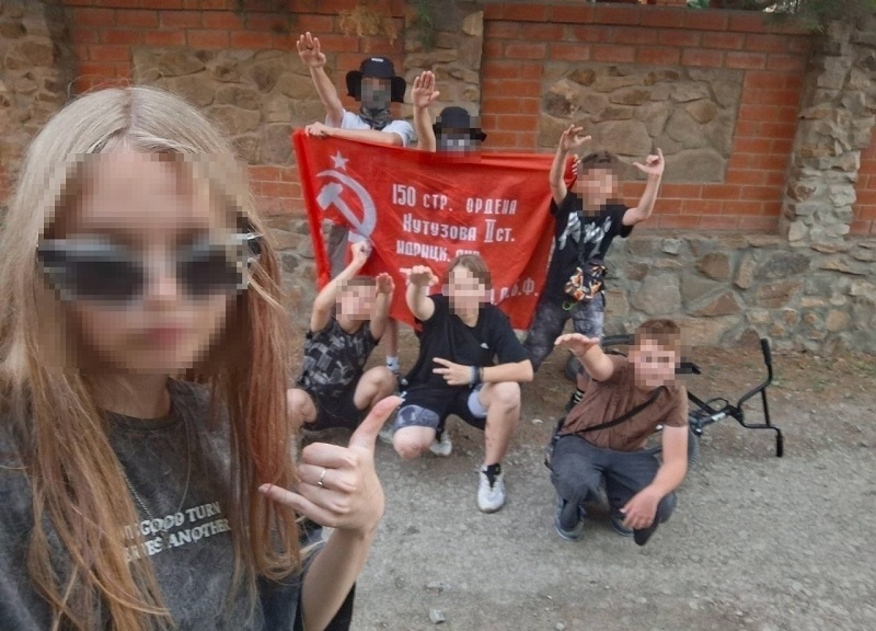 В Волгодонске подростки кинули «зигу» на фоне Знамени Победы