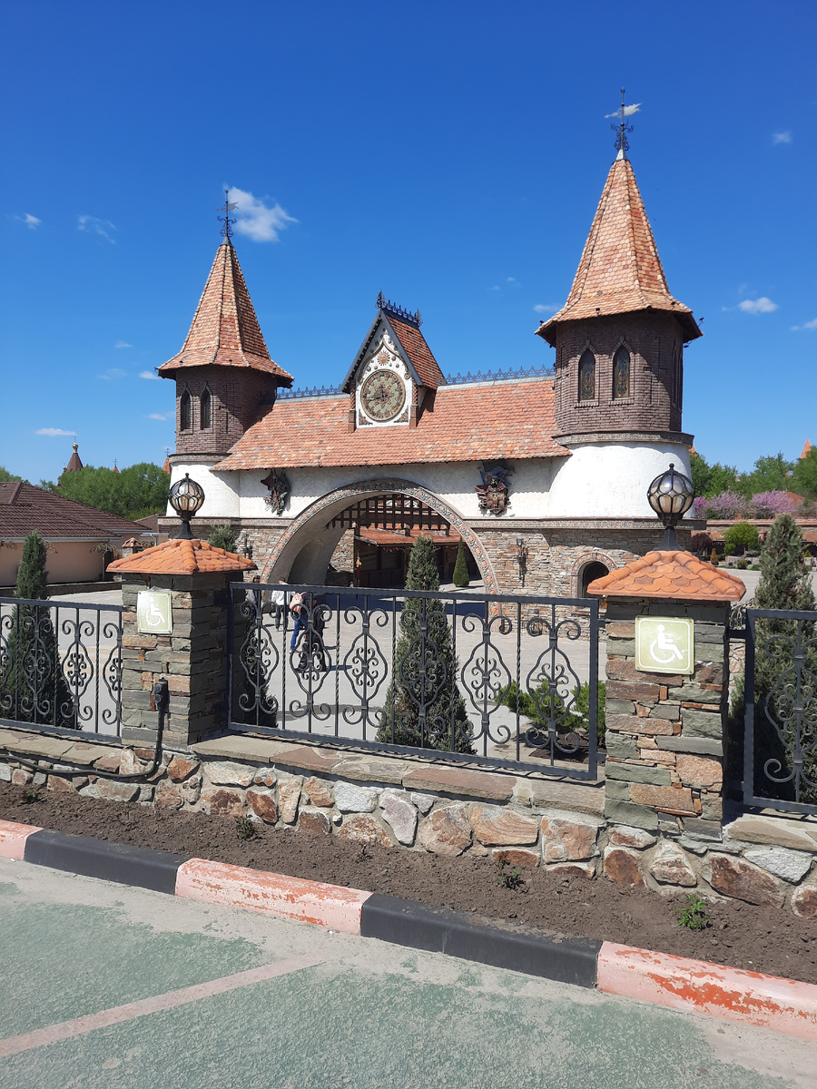 Центральный вход в "Парк Лого".