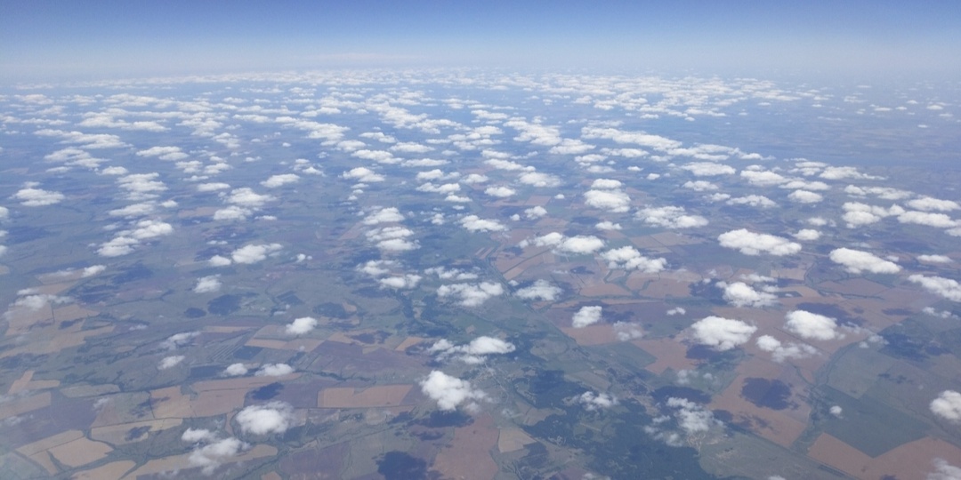 Ветер, несет.